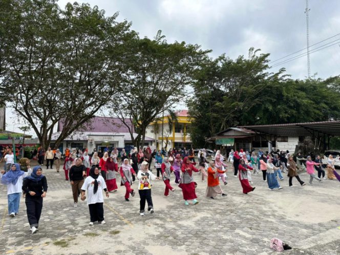 
					Terobosan Baru, OPD di Eks Kantor Bupati Kampar Gelar Senam Bersama