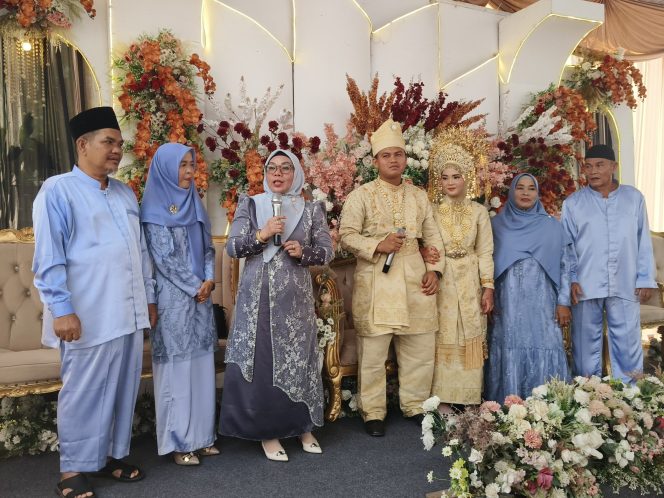 
					Hadiri Resepsi Pernikahan M. Riyad dan Ella di Desa Kuok, Wakil Bupati Kampar Dr. H. Misharti ; Jadi Keluarga Sakinah, Mawaddah dan Warahmah.