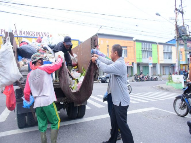 
					Tindak Lanjuti Instruksi Presiden RI, Bupati Kampar Pimpin Gotong Royong Massal Dukung Gerakan Indonesia ASRI.