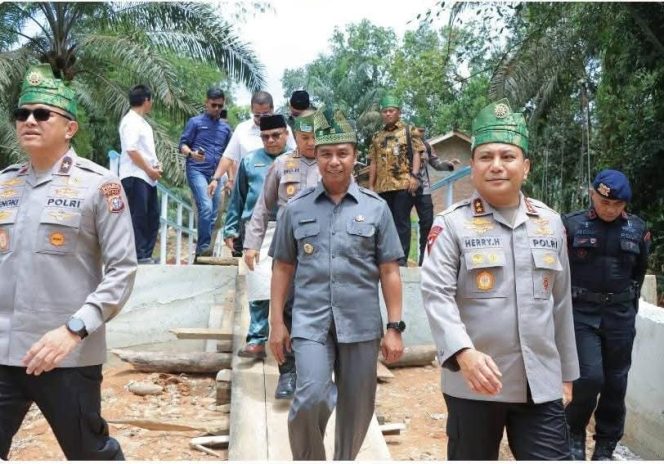 
					Bupati Kampar Dampingi Kapolda Riau Tiinjau Pembangunan Jembatan Presisi Polri di Desa Lubuk Agung.