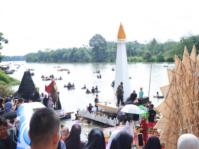 
					Mewakili Bupati Kampar , Camat Bangkinang Bersama Forkopimcam Lepas 8 Sampan Hias di Acara Balimau Kasai