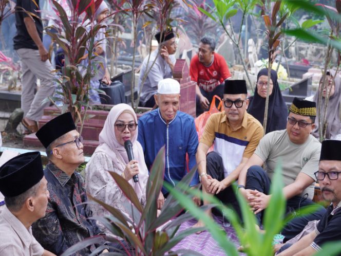 
					Jelang Ramadhan, Wakil Bupati Kampar Dr. Hj. Misharti Laksanakan Ziarah Kubur di Kubang Raya dan Perupuk