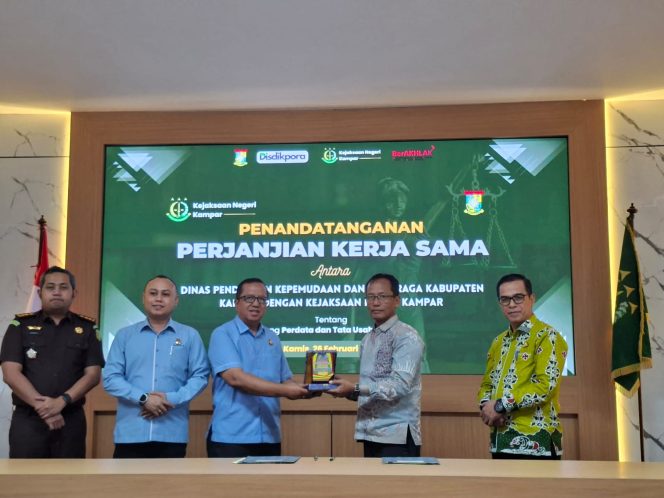 
					Penandatanganan perjanjian kerja sama Disdikpora Kabupaten Kampar bersama Kejaksaan Negeri Kampar