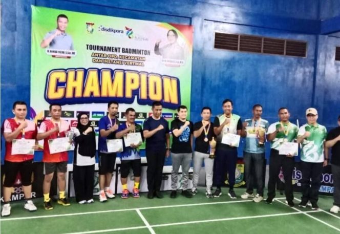 
					Penutupan Turnamen Badminton HUT ke-76, Disdikpora Kampar Dorong Generasi Sehat dan Tangguh