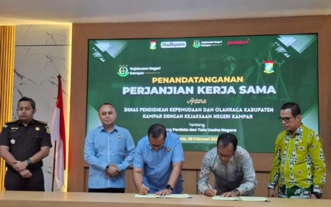 
					Plt Kadisdikpora Kampar Helmi Teken Kerja Sama dengan Kejari Kampar, Perkuat Sinergi Pendampingan Hukum Pendidikan
