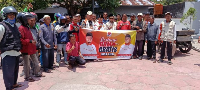 
					Fahmil bersama Syahrul Aidi Berbagi Berkah Ramadhan ke Komunitas Becak di Bangkinang