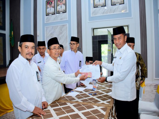 
					Launching Gerakan ZIS Capai Rp. 100 juta, Terobosan Baru, Bupati Kampar Berikan Apresiasi, Tunaikan ZIS ke Baznas Untuk Kesejahteran Masyarakat
