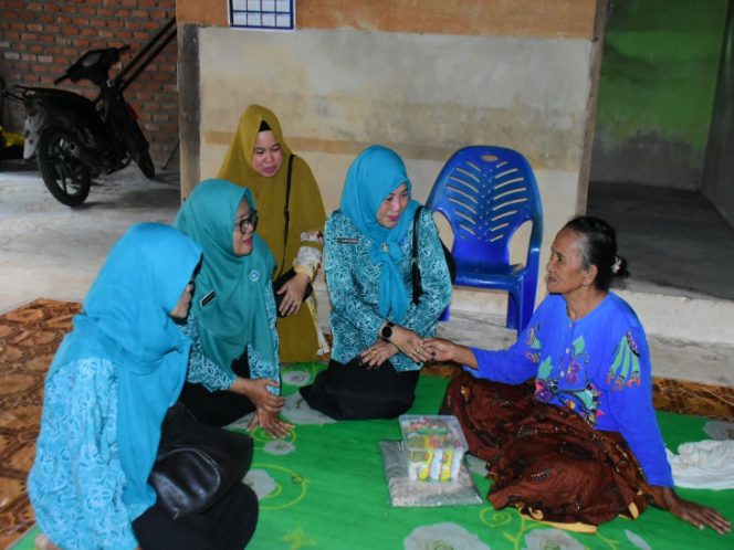 
					Ramadhan Penuh Berkah, TP PKK Kampar Berbagi Sembako untuk Lansia di Buluh Cina dan Launching Gerakan Pangan Murah