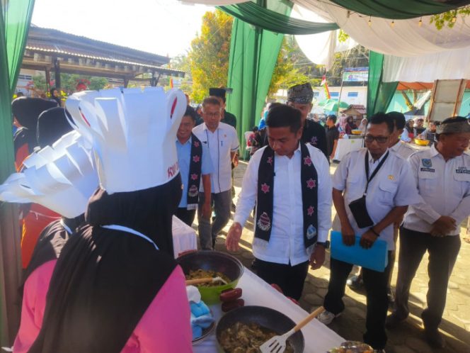 
					Tumi Lompok Ayam Kacau dan Sambal Kacau Ramaikan Festival Kreatif Lipat Kain