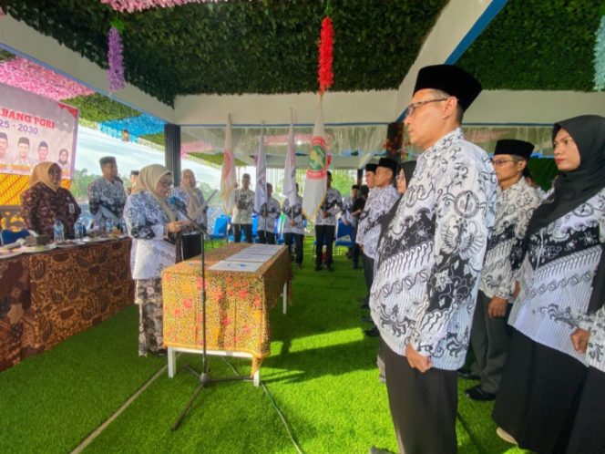 
					Lantik Pengurus Cabang PGRI Kecamatan Se Rantau Kampar Kiri , Misharti: Kualitas pendidikan sangat ditentukan oleh semangat, dedikasi, dan profesionalisme para pendidik.