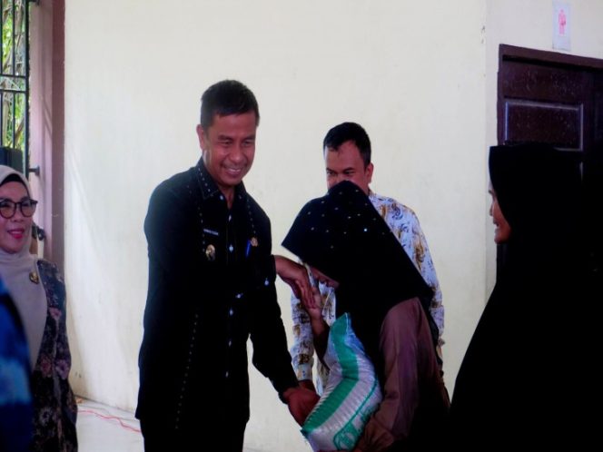 
					Salurkan Program Bantuan Sosial Beras di Kecamatan Bangkinang, Bupati Ahmad Yuzar : Bentuk Hadirnya Negara Ditengah Masyarakat