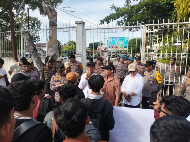 
					Mahasiswa SERAM Riau Gelar Aksi Damai, Plt Kadispora didampingi PLT Sekretaris Dispora Kampar Turun Menemui Massa