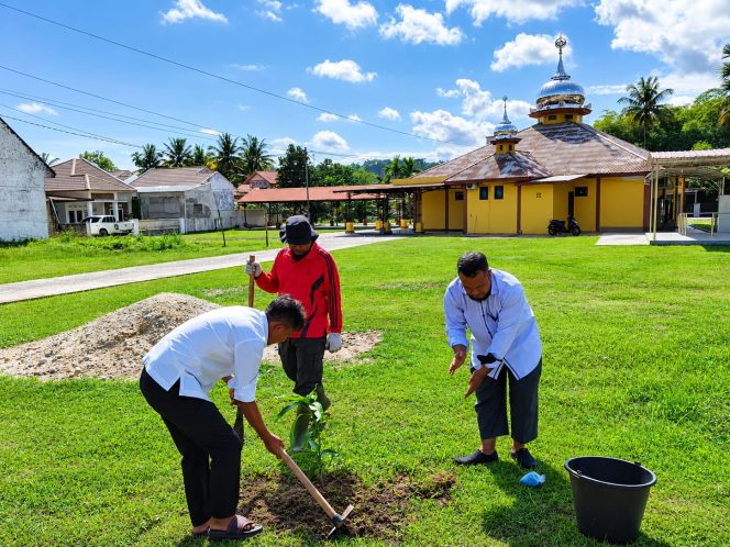 
					Penyuluh Agama KUA Salo Lanjutkan Penanaman Bibit Buah di Rumah Ibadah, Masjid Al-Ikhlas Jadi Lokasi Perdana