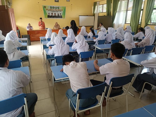 
					Remaja di Persimpangan Mimpi: Saat KUA Salo Menitipkan Harapan di Ruang Kelas SMAN 1 Salo